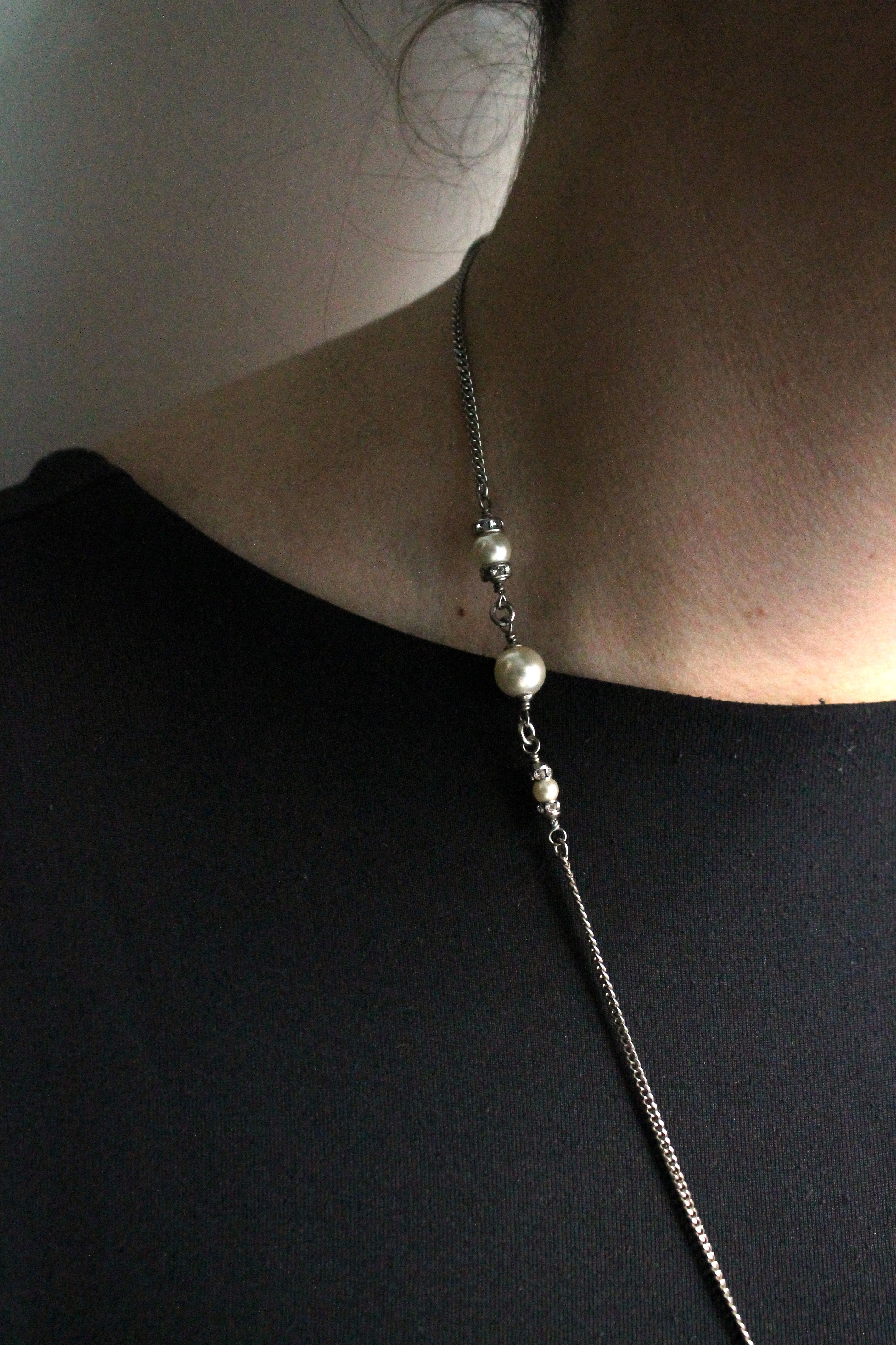 Chanel collier avec des perles en métal argenté avec pendentif CC