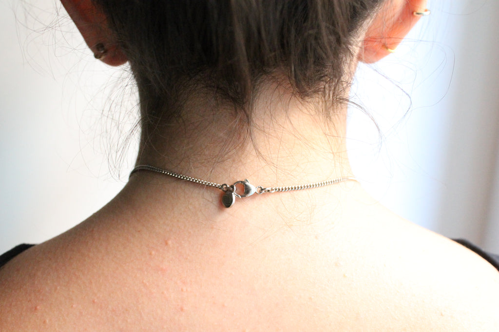 Chanel collier avec des perles en métal argenté avec pendentif CC