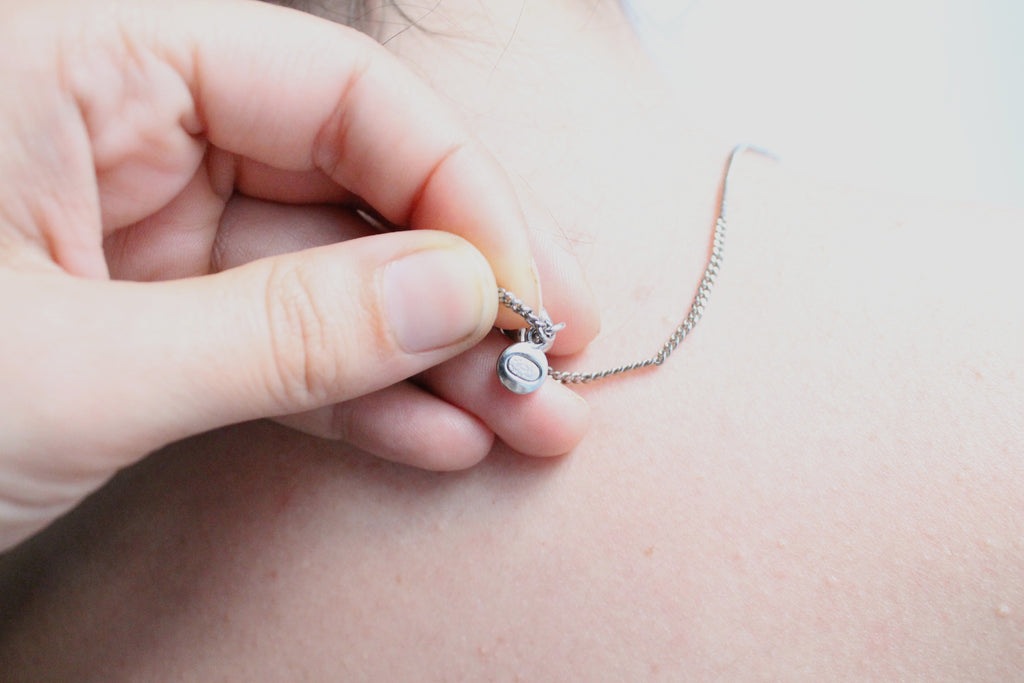 Chanel collier avec des perles en métal argenté avec pendentif CC