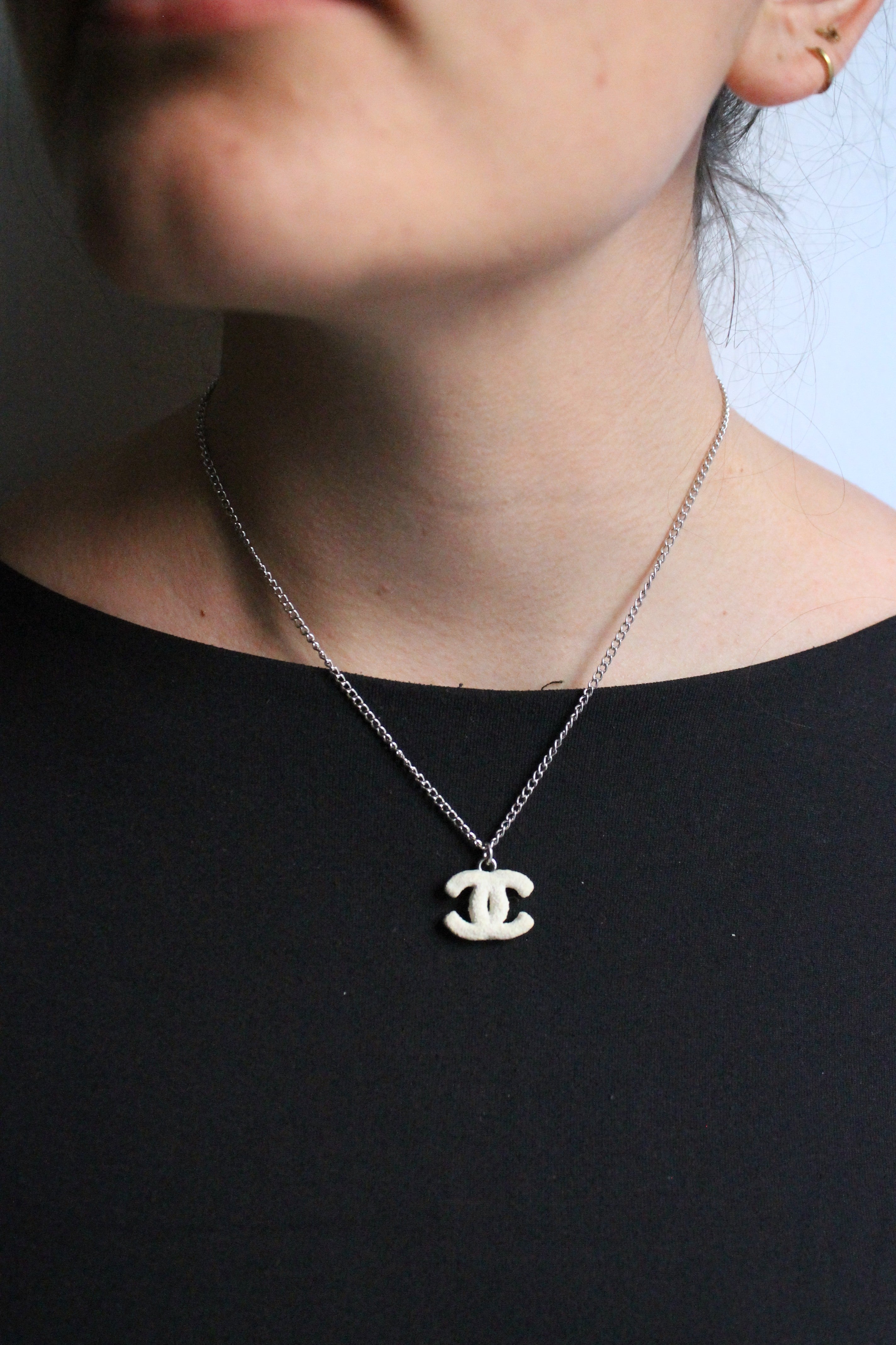 Chanel collier en métal avec pendentif CC blanc