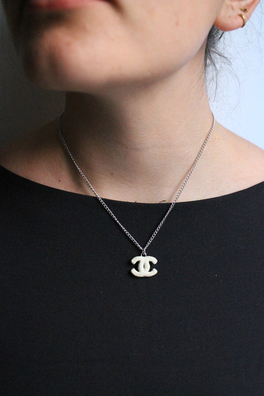 Chanel collier en métal avec pendentif CC blanc