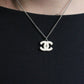 Chanel collier en métal avec pendentif CC blanc