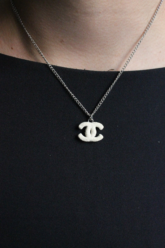 Chanel collier en métal avec pendentif CC blanc