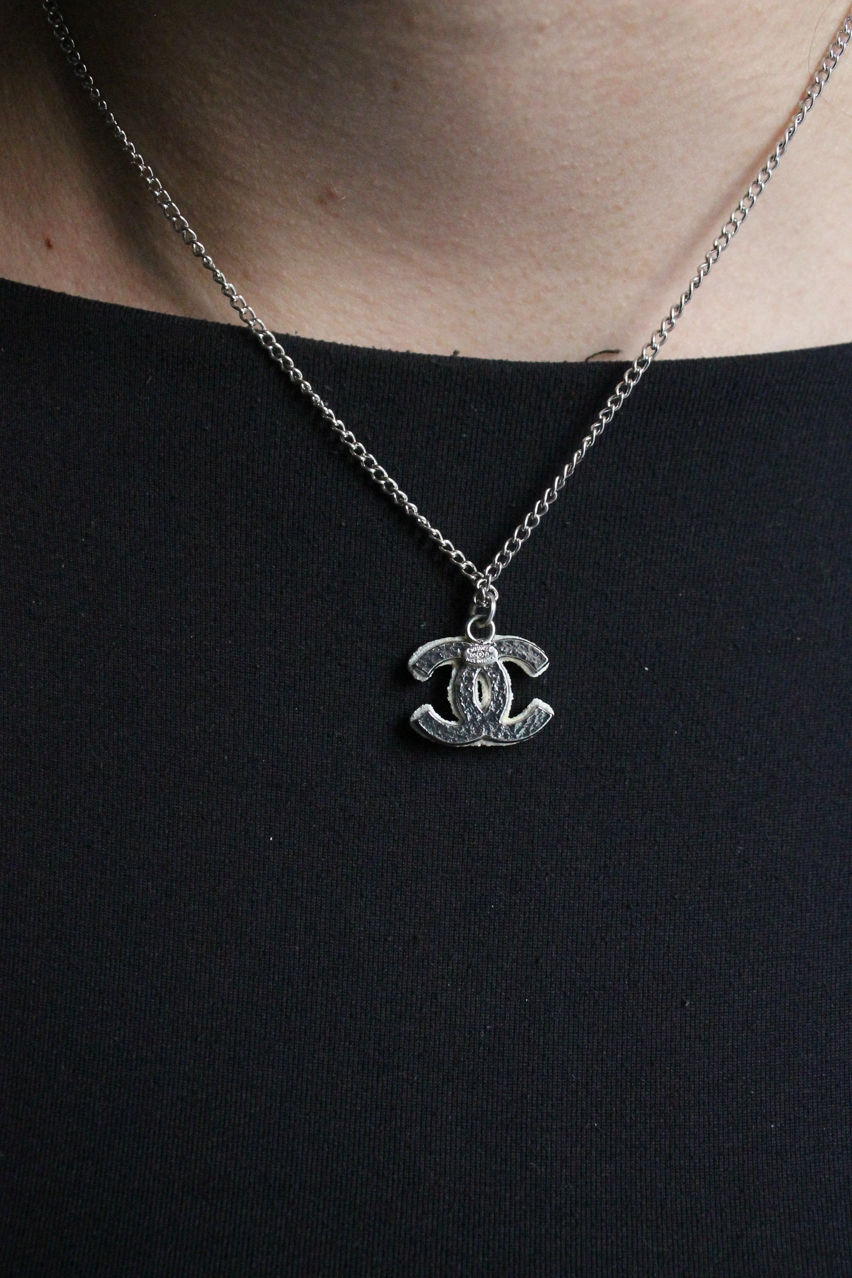 Chanel collier en métal avec pendentif CC blanc