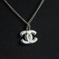 Chanel collier en métal avec pendentif CC blanc