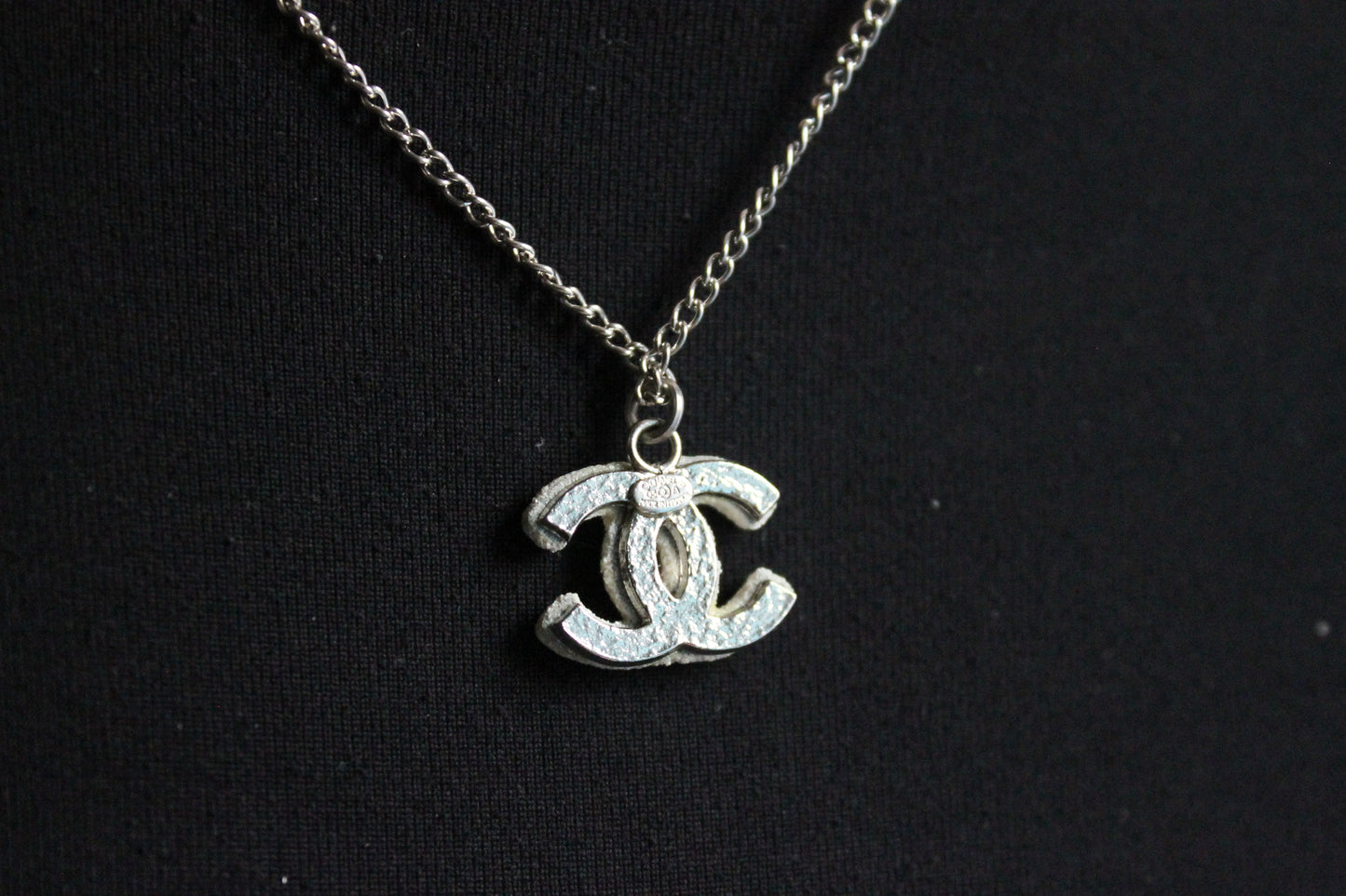 Chanel collier en métal avec pendentif CC blanc