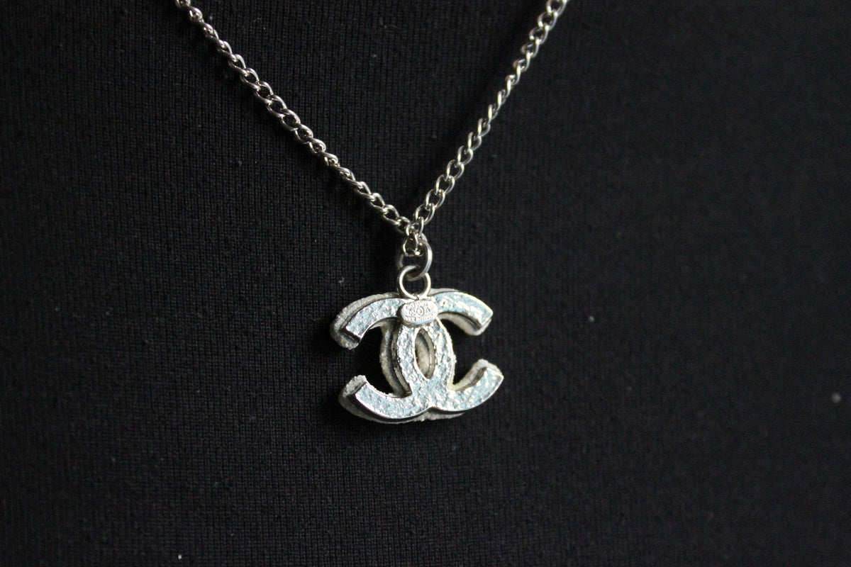 Chanel collier en métal avec pendentif CC blanc