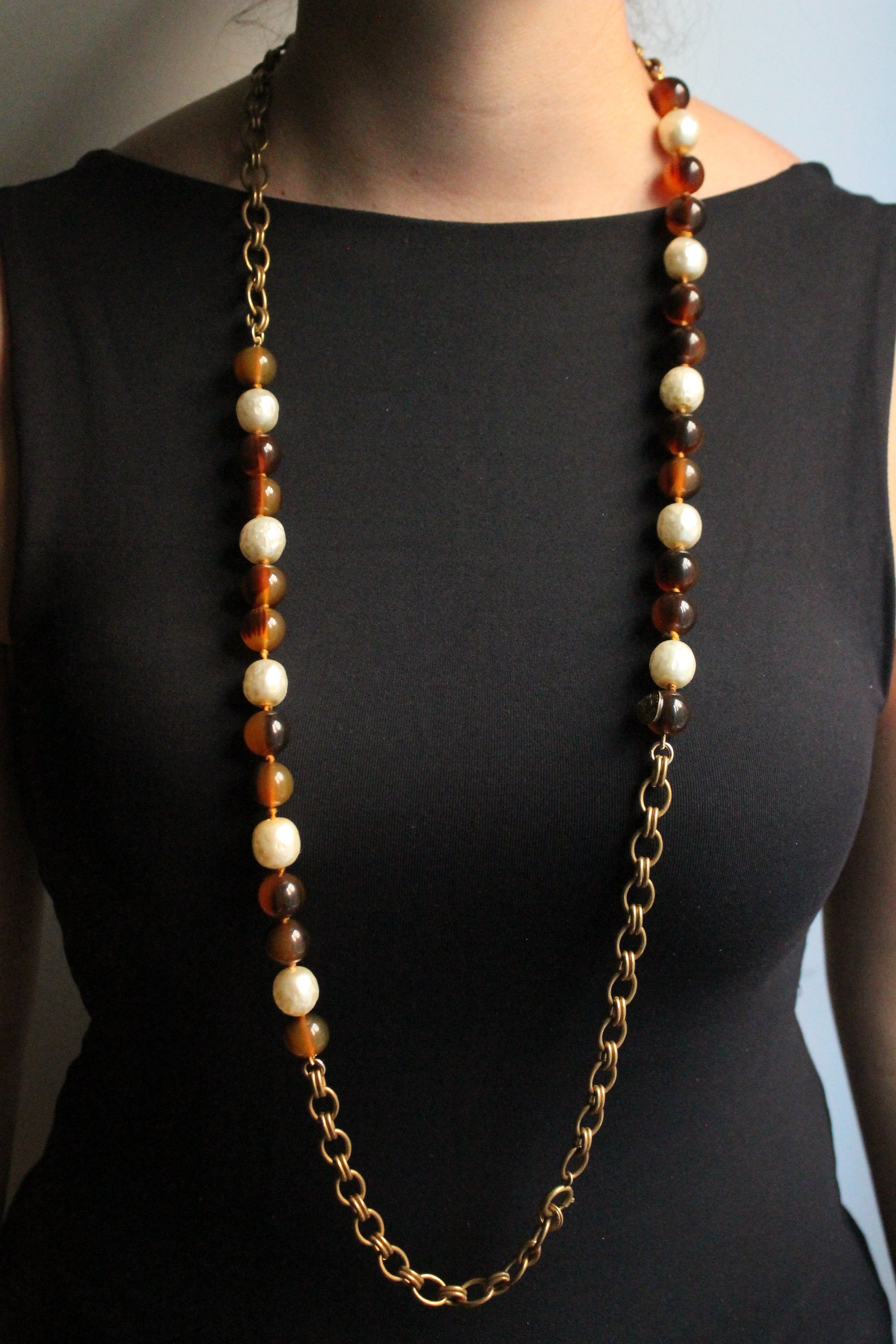 Chanel collier Gripoix en métal et perles marrons blanches