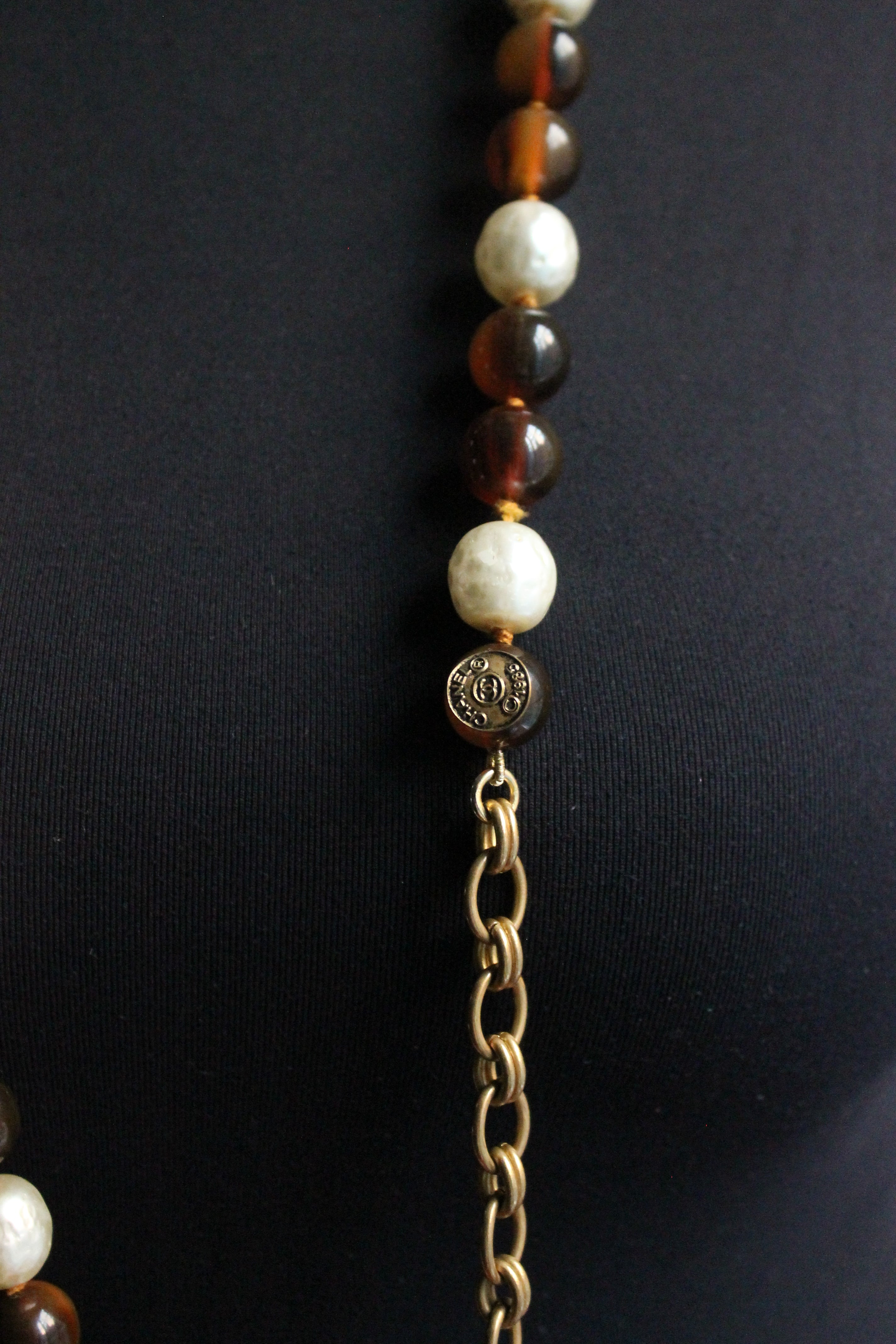 Chanel collier Gripoix en métal et perles marrons blanches