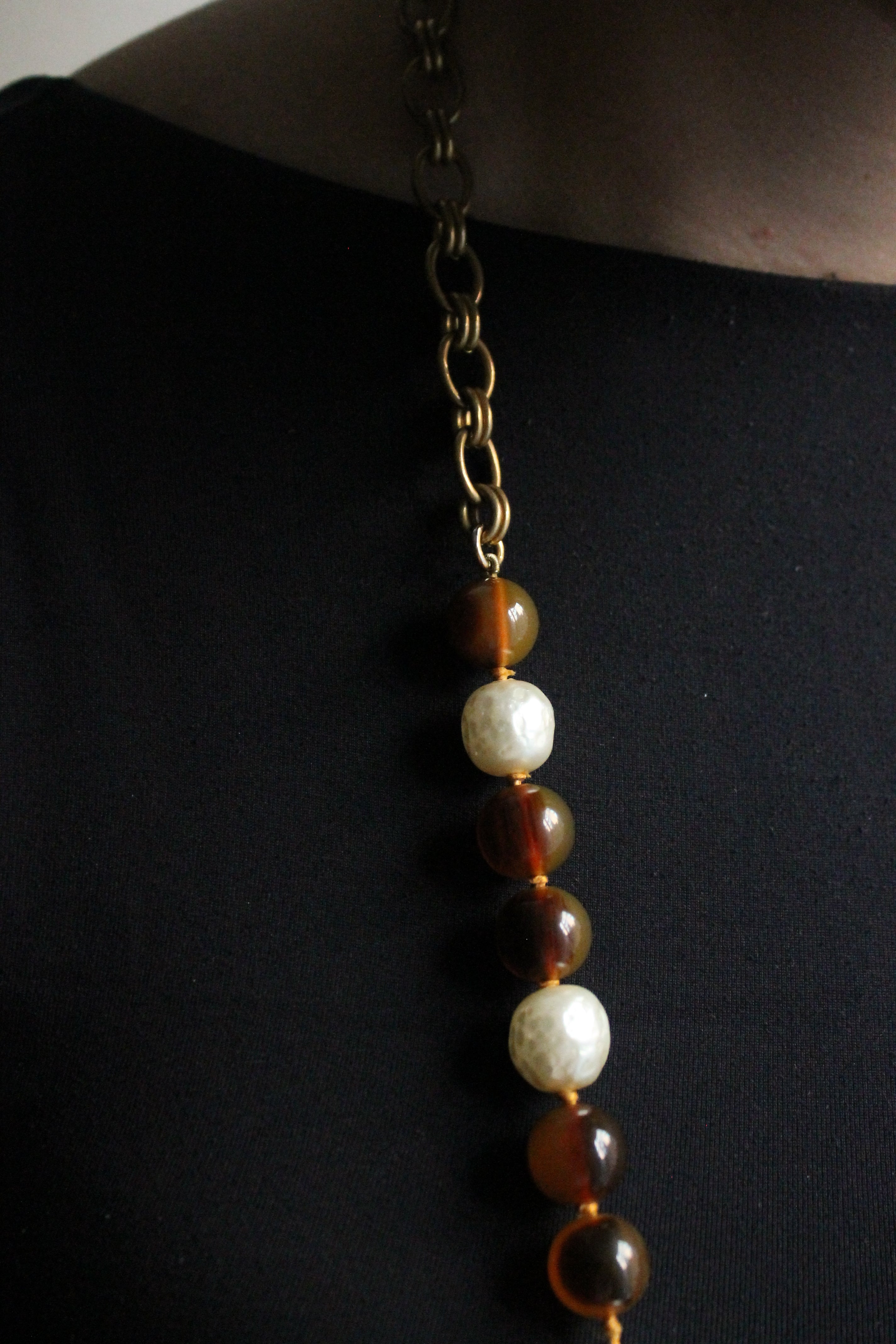 Chanel collier Gripoix en métal et perles marrons blanches