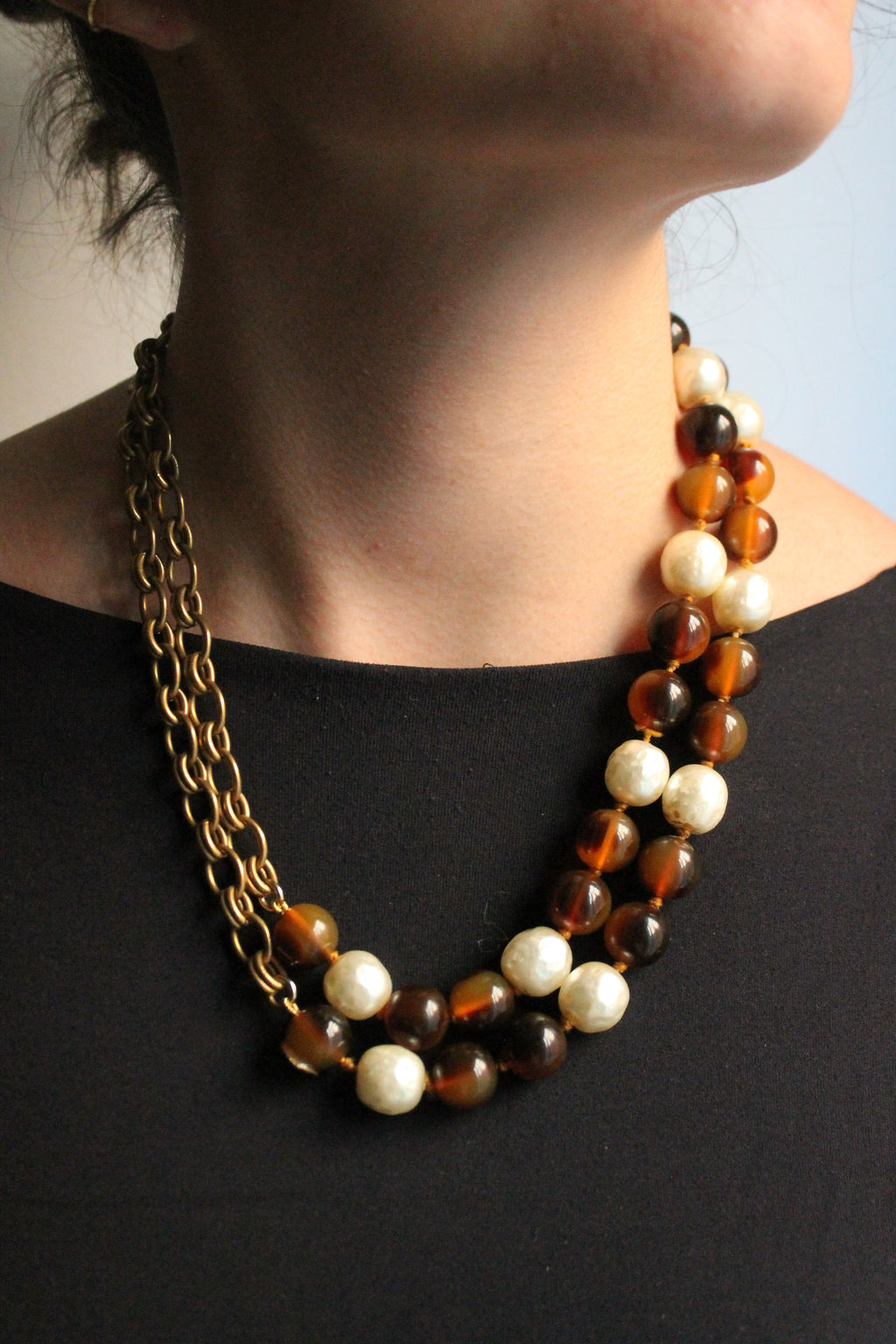 Chanel collier Gripoix en métal et perles marrons blanches