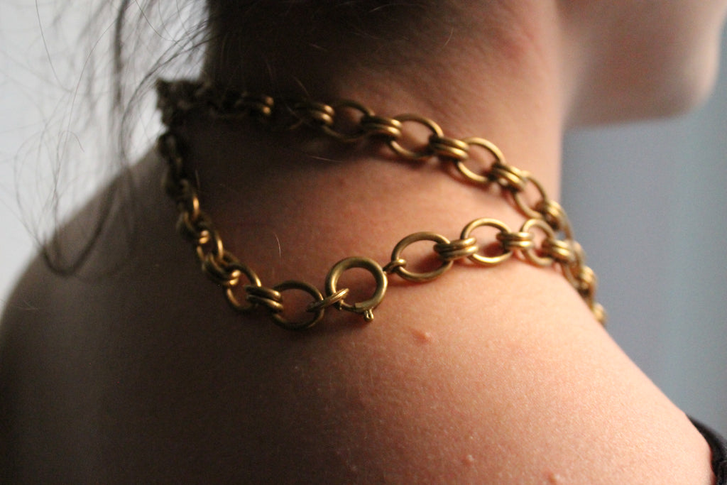 Chanel collier Gripoix en métal et perles marrons blanches