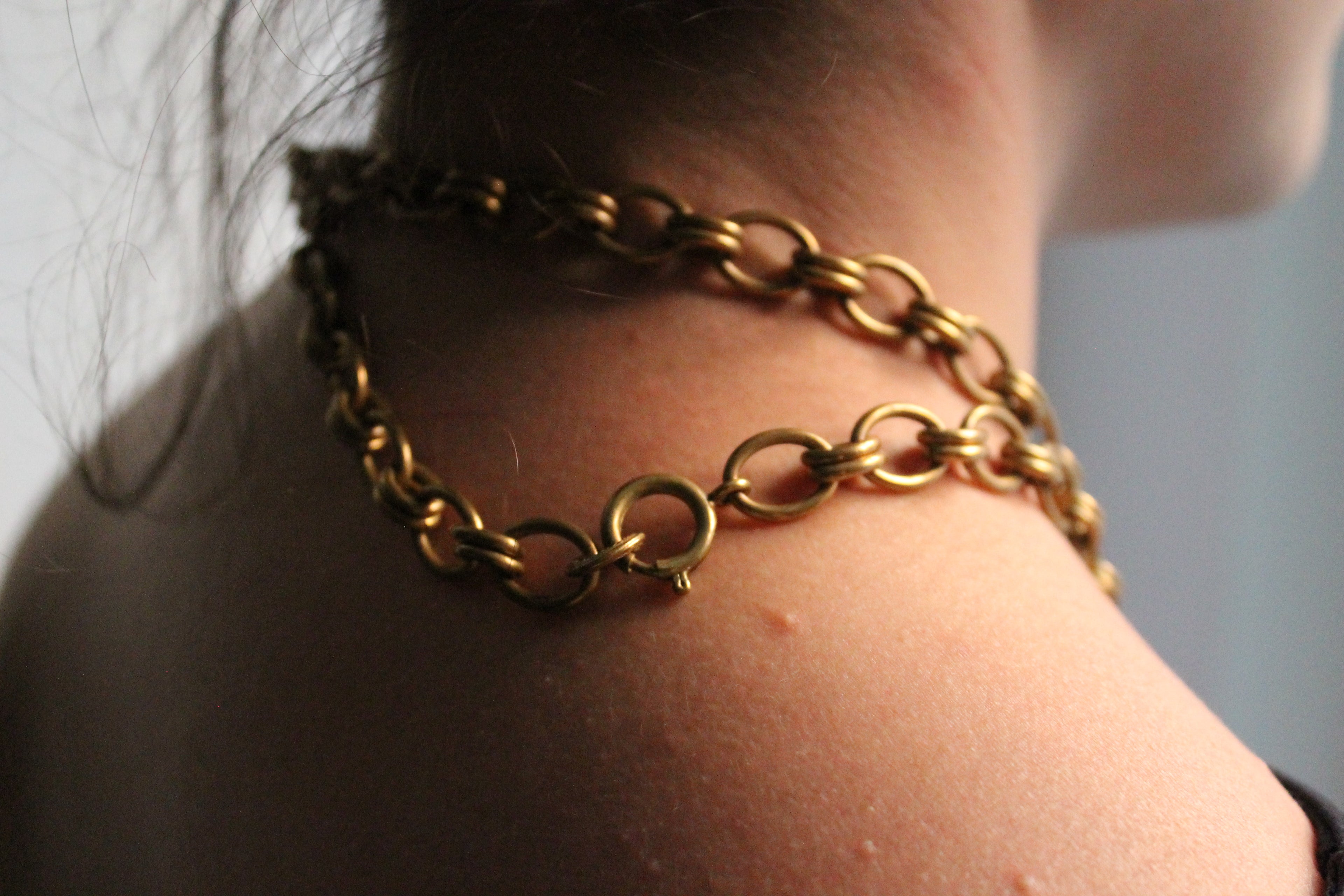 Chanel collier Gripoix en métal et perles marrons blanches