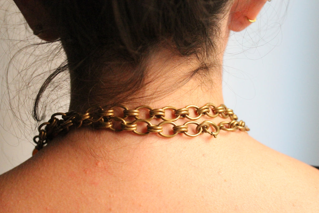 Chanel collier Gripoix en métal et perles marrons blanches