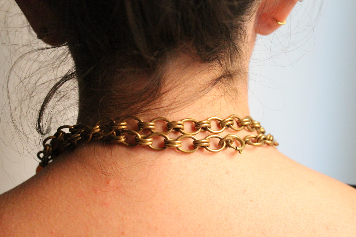 Chanel collier Gripoix en métal et perles marrons blanches