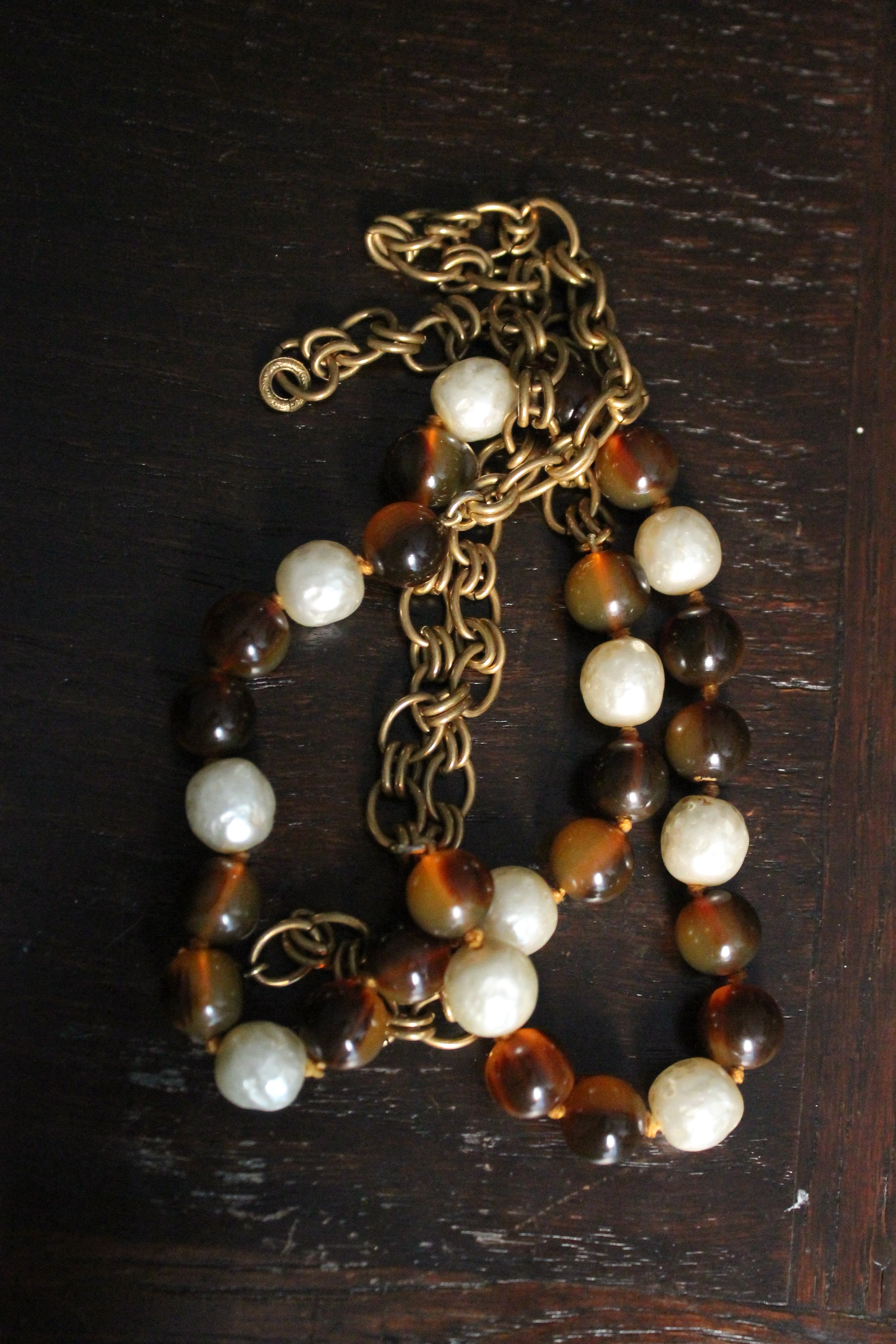 Chanel collier Gripoix en métal et perles marrons blanches