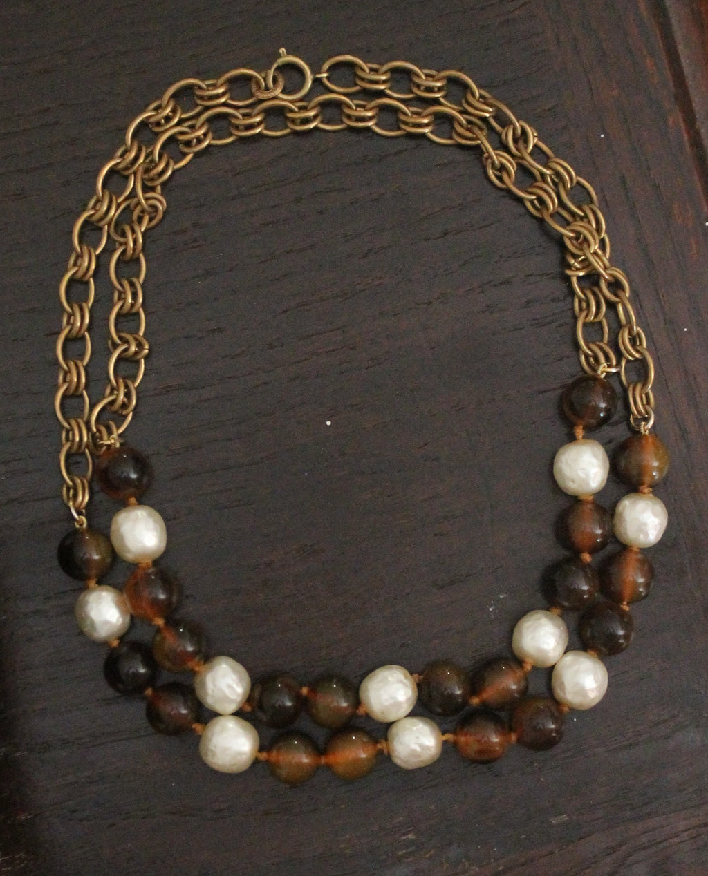 Chanel collier Gripoix en métal et perles marrons blanches
