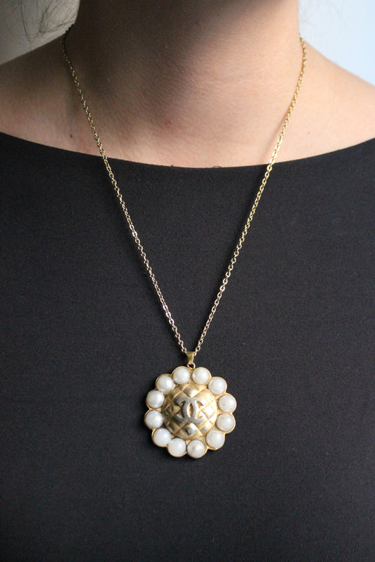 Chanel collier en métal et perles fantaisie