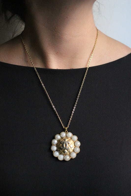 Chanel collier en métal et perles fantaisie