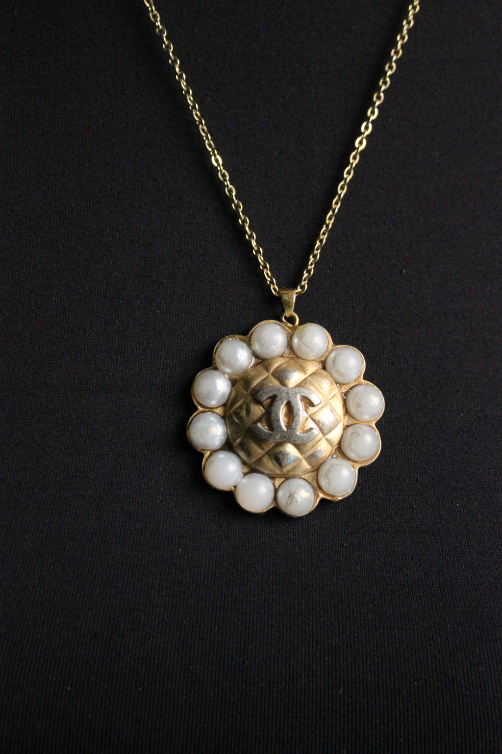 Chanel collier en métal et perles fantaisie
