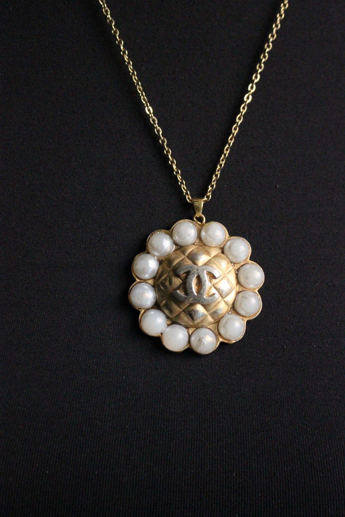 Chanel collier en métal et perles fantaisie