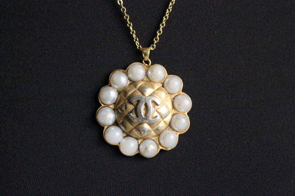 Chanel collier en métal et perles fantaisie