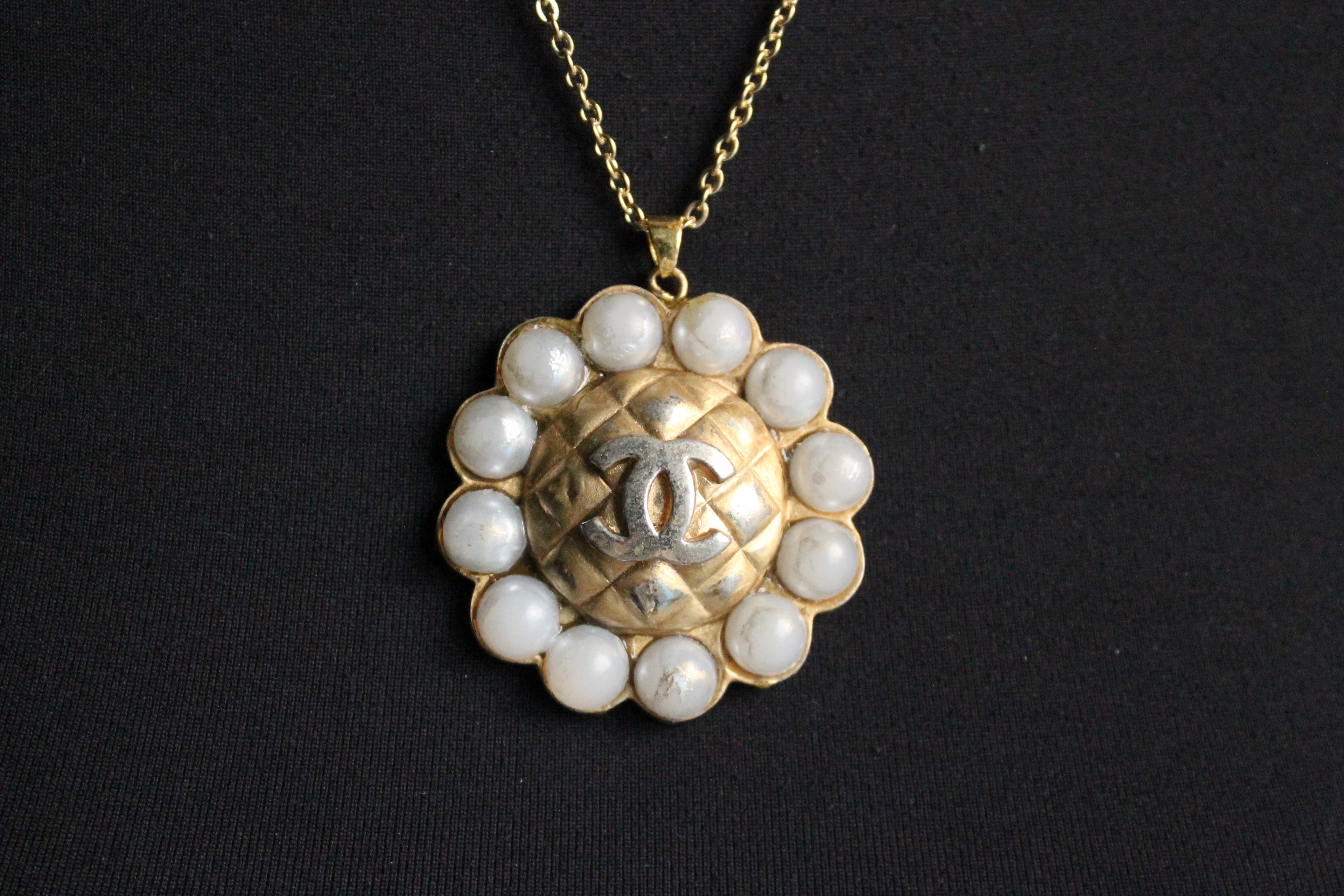 Chanel collier en métal et perles fantaisie