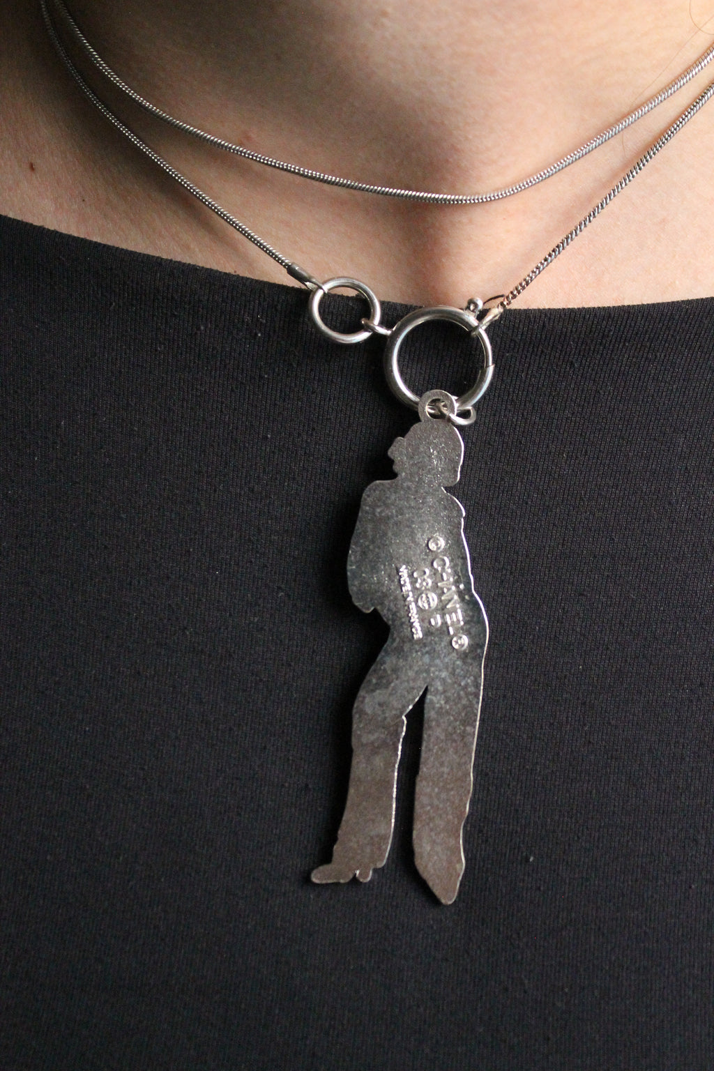 Chanel collier en métal argenté avec pendentif représentant coco chanel