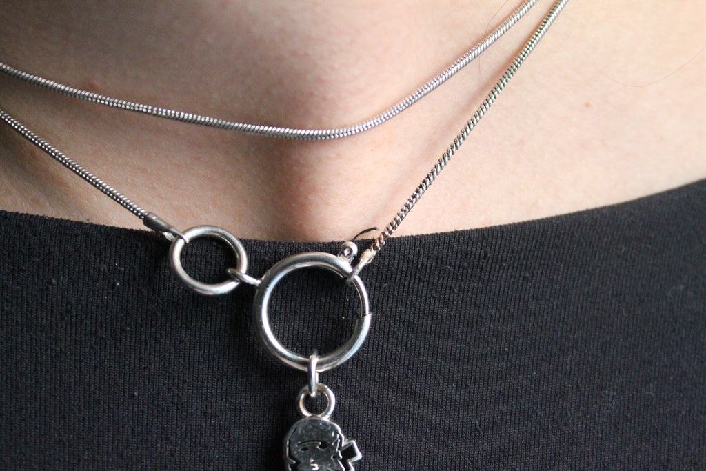 Chanel collier en métal argenté avec pendentif représentant coco chanel