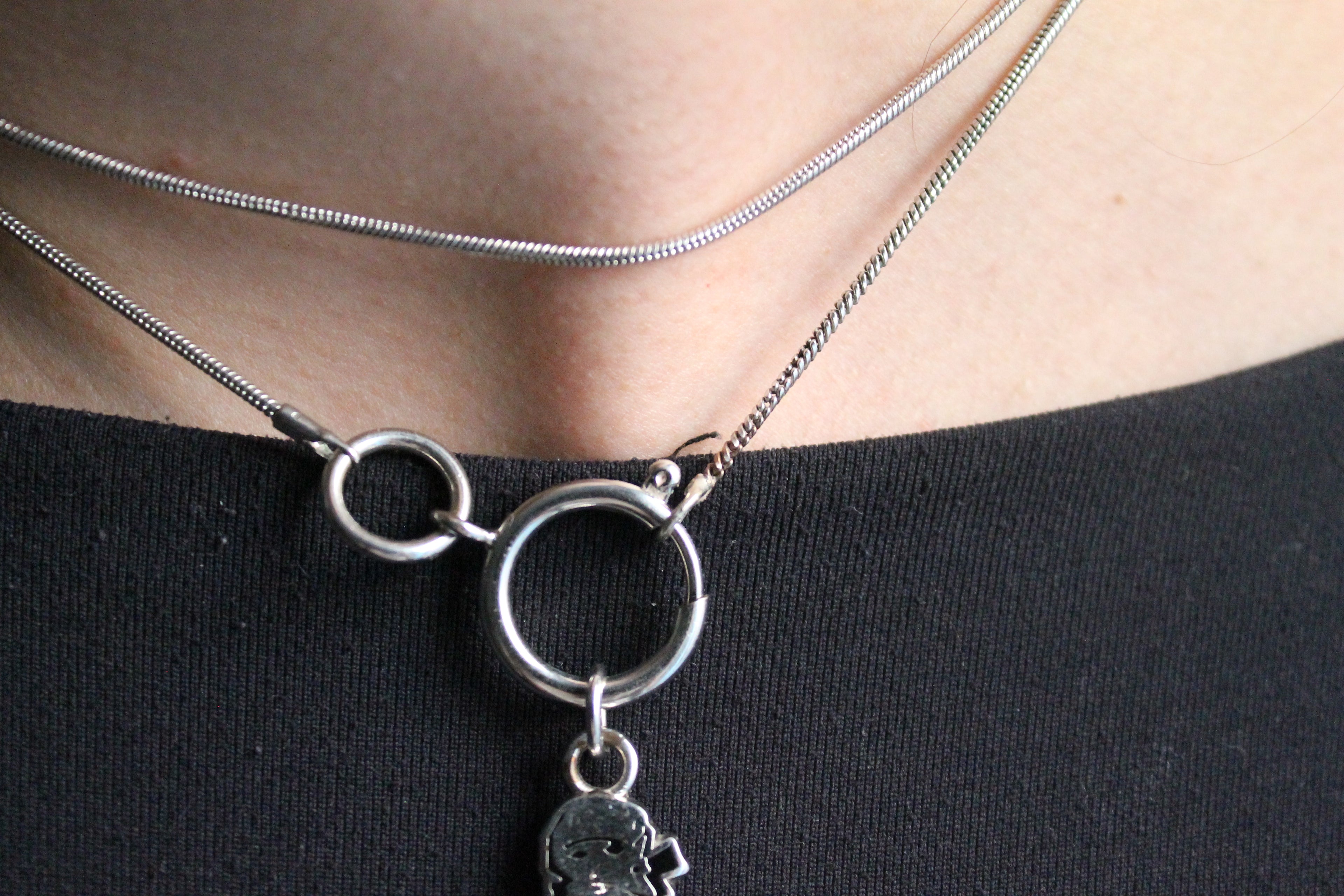 Chanel collier en métal argenté avec pendentif représentant coco chanel