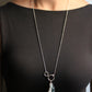 Chanel collier en métal argenté avec pendentif représentant coco chanel