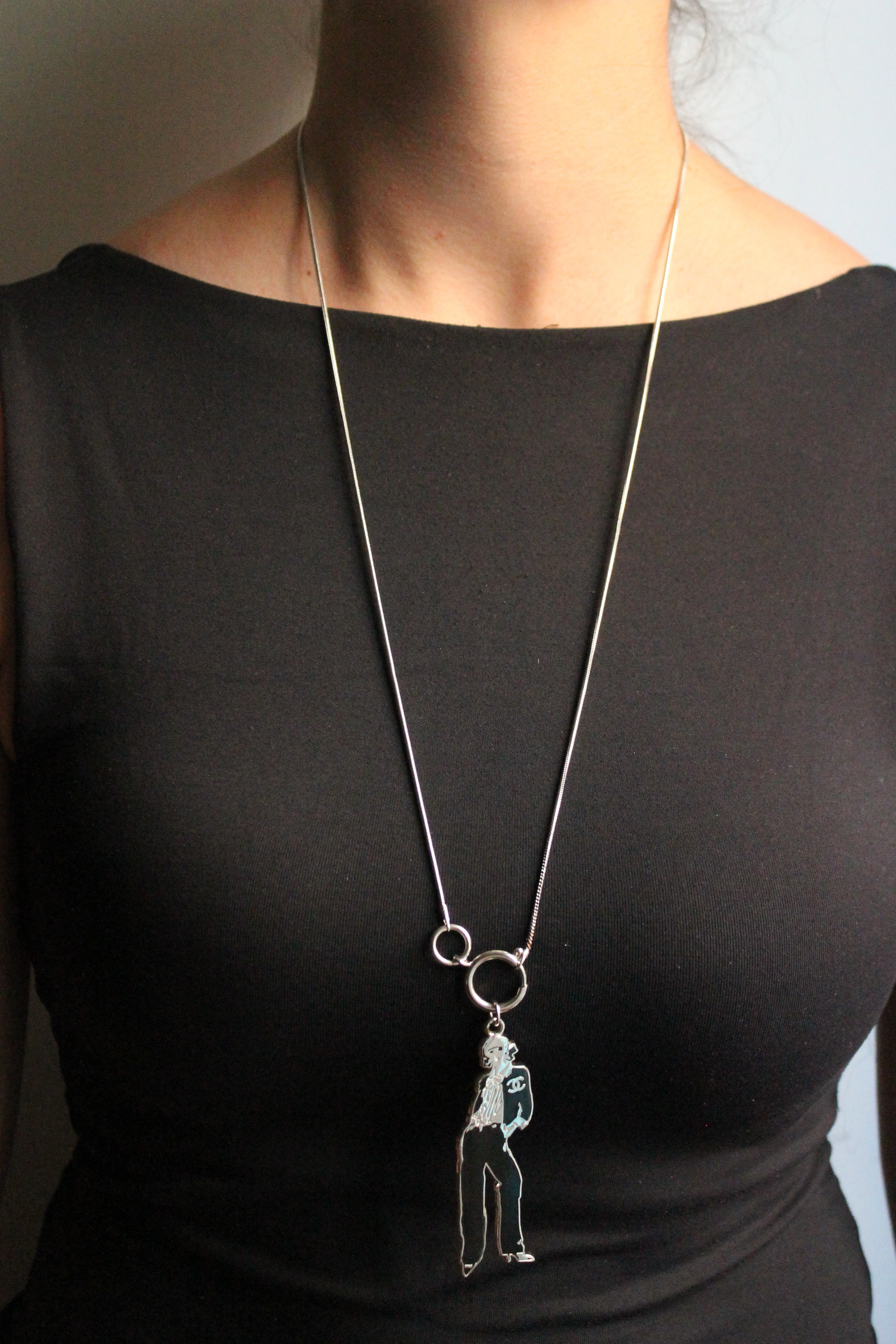 Chanel collier en métal argenté avec pendentif représentant coco chanel