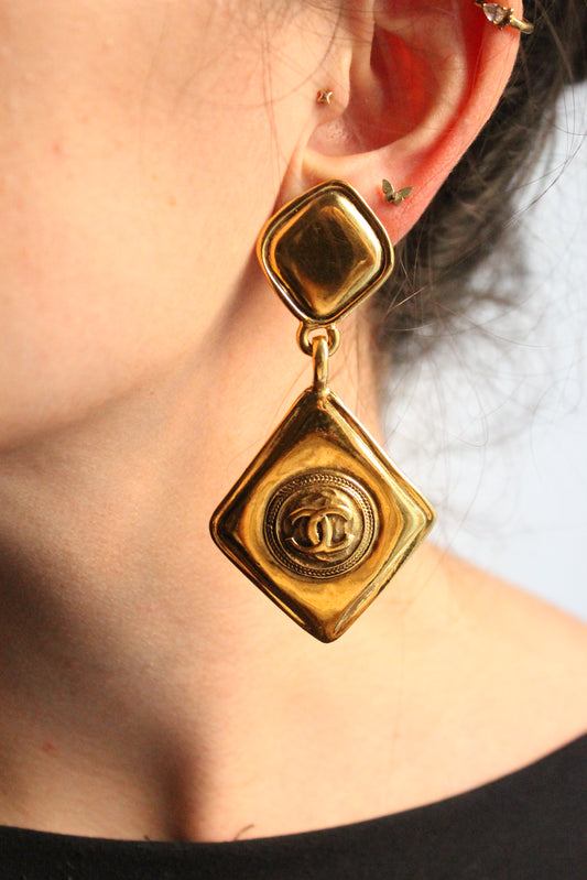 Chanel boucles d’oreilles pendantes à clip en métal doré cc