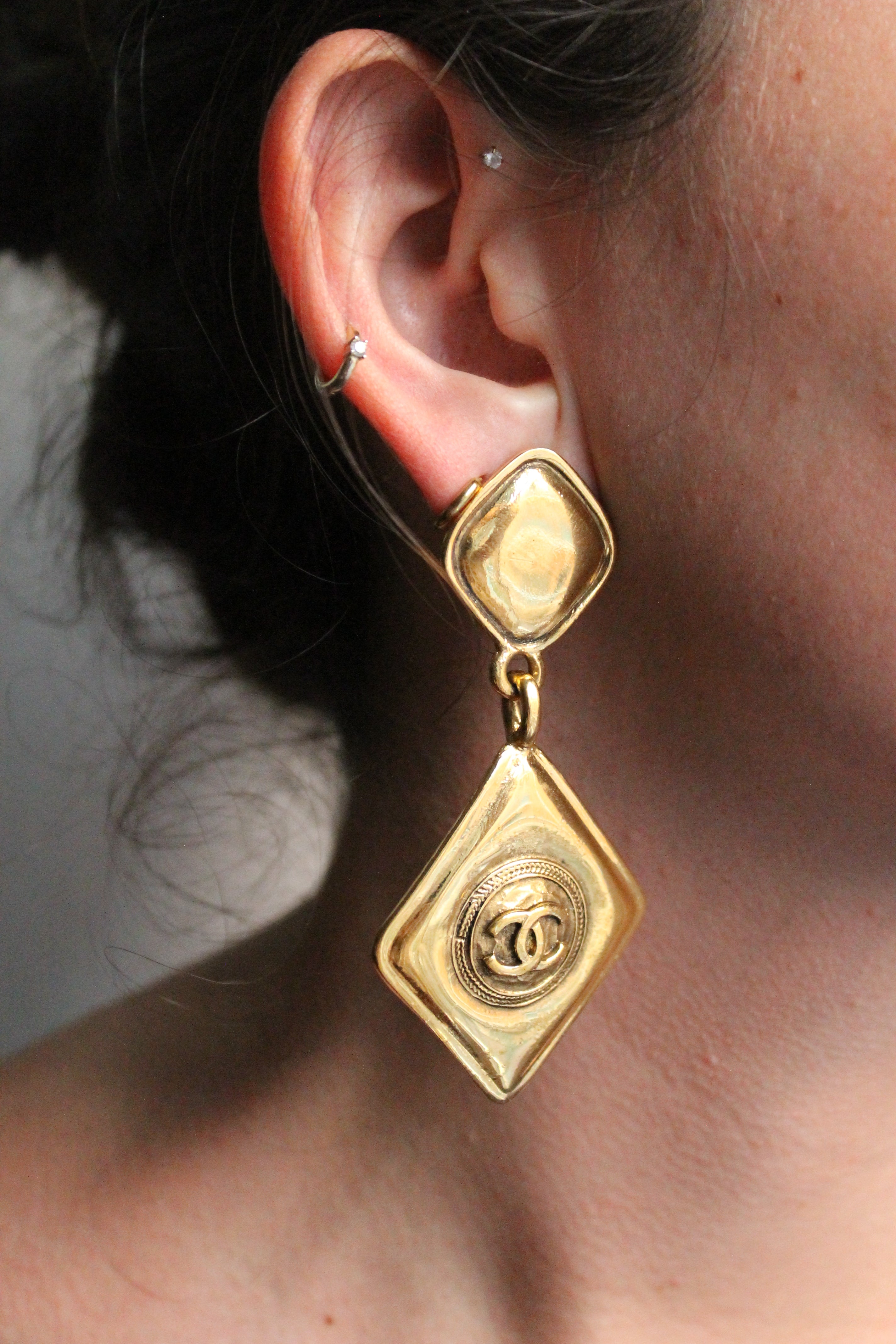 Chanel boucles d’oreilles pendantes à clip en métal doré cc