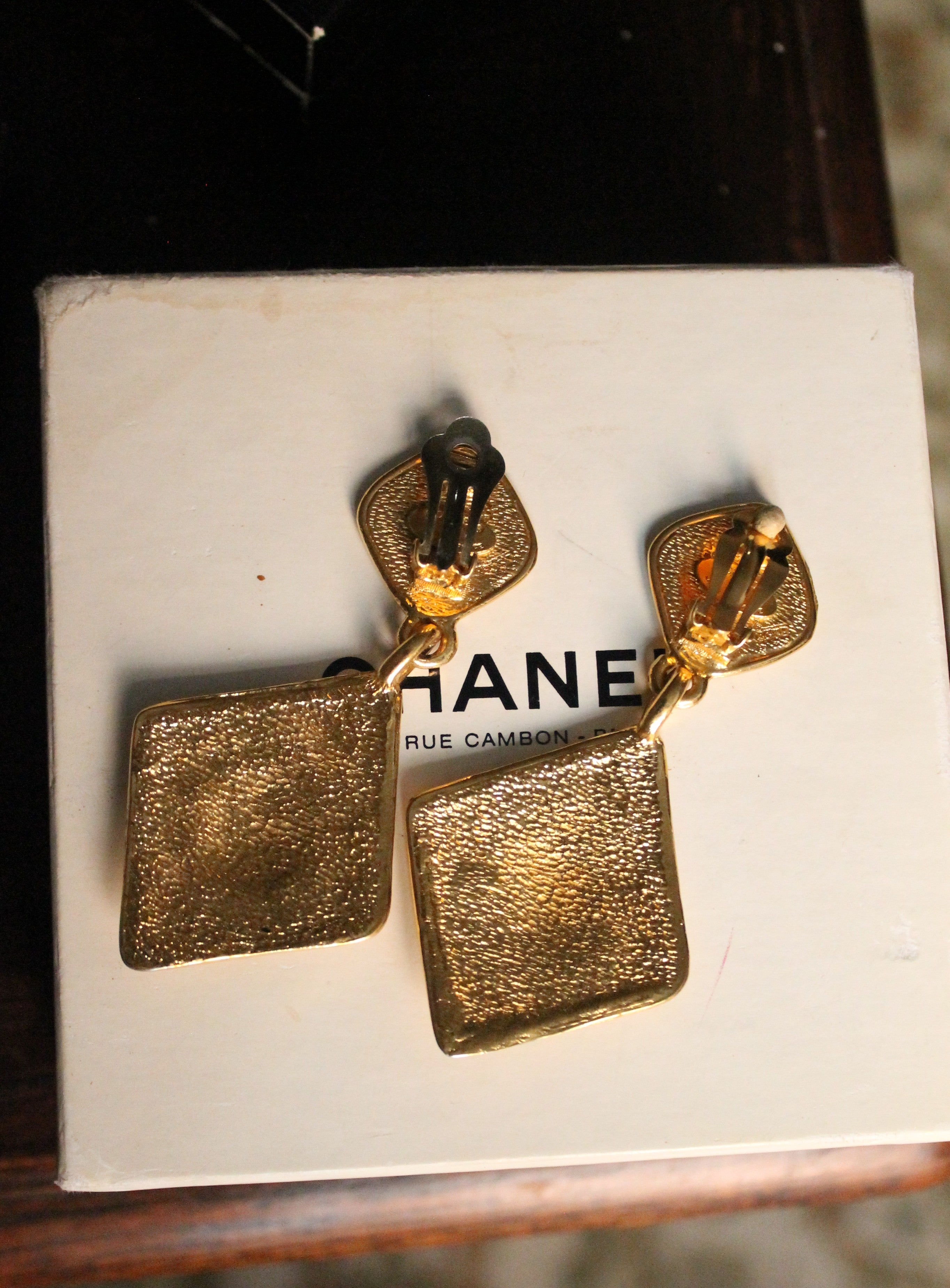 Chanel boucles d’oreilles pendantes à clip en métal doré cc