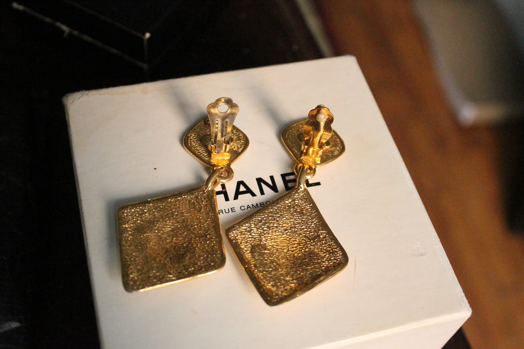 Chanel boucles d’oreilles pendantes à clip en métal doré cc