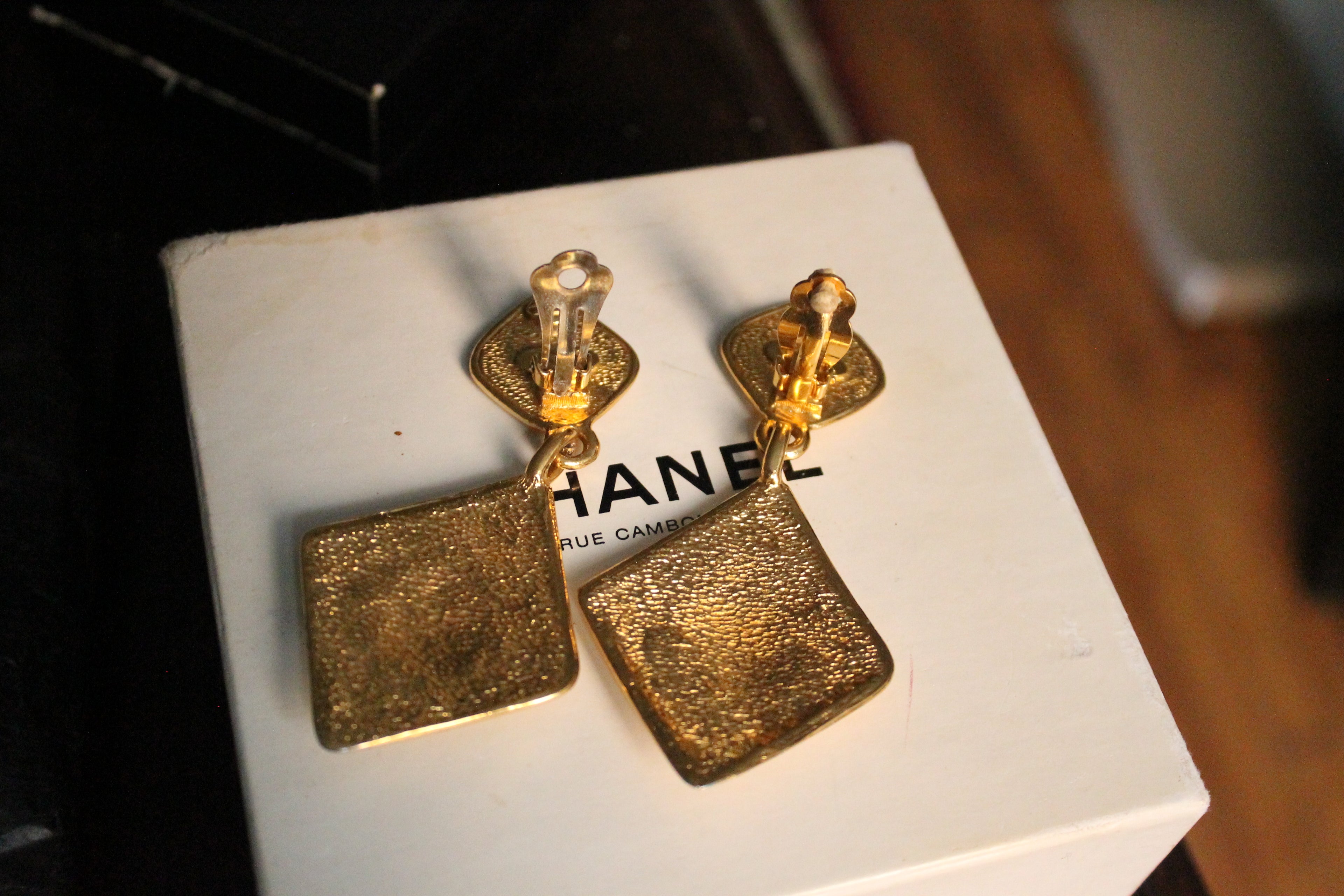 Chanel boucles d’oreilles pendantes à clip en métal doré cc