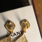 Chanel boucles d’oreilles pendantes à clip en métal doré cc