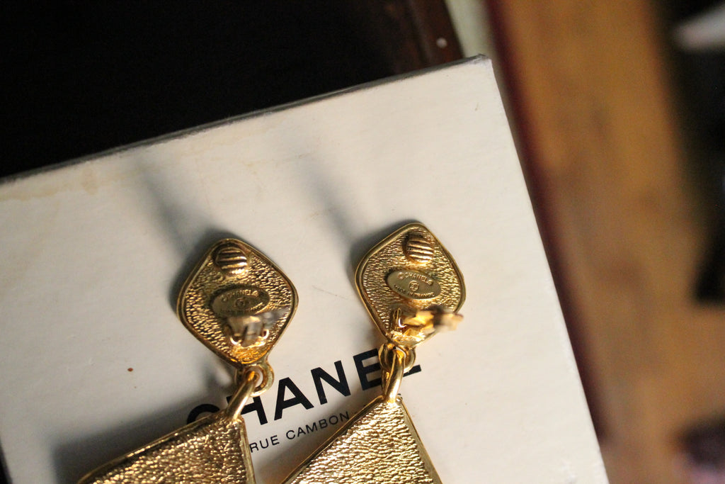 Chanel boucles d’oreilles pendantes à clip en métal doré cc