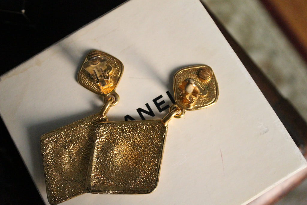 Chanel boucles d’oreilles pendantes à clip en métal doré cc