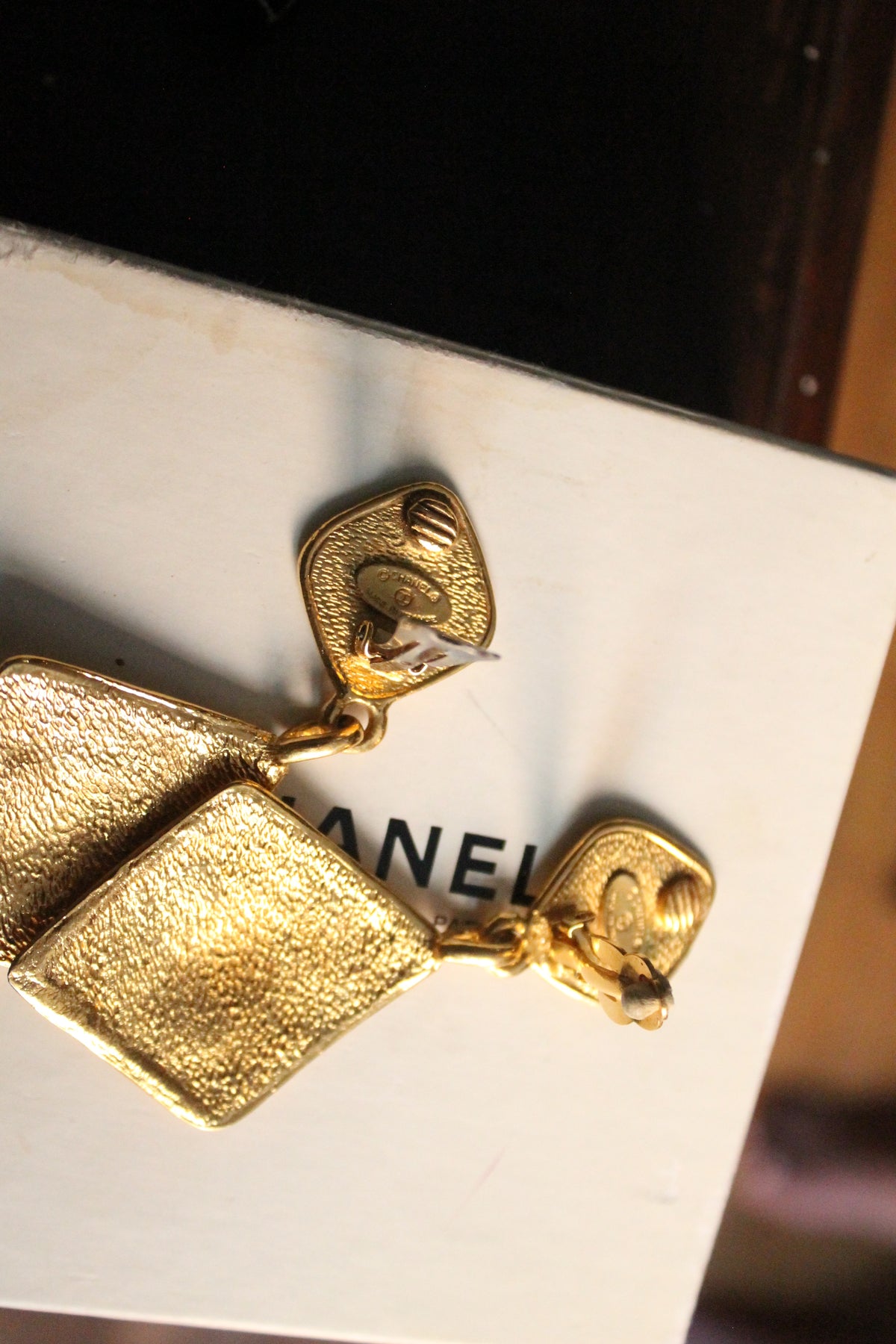 Chanel boucles d’oreilles pendantes à clip en métal doré cc