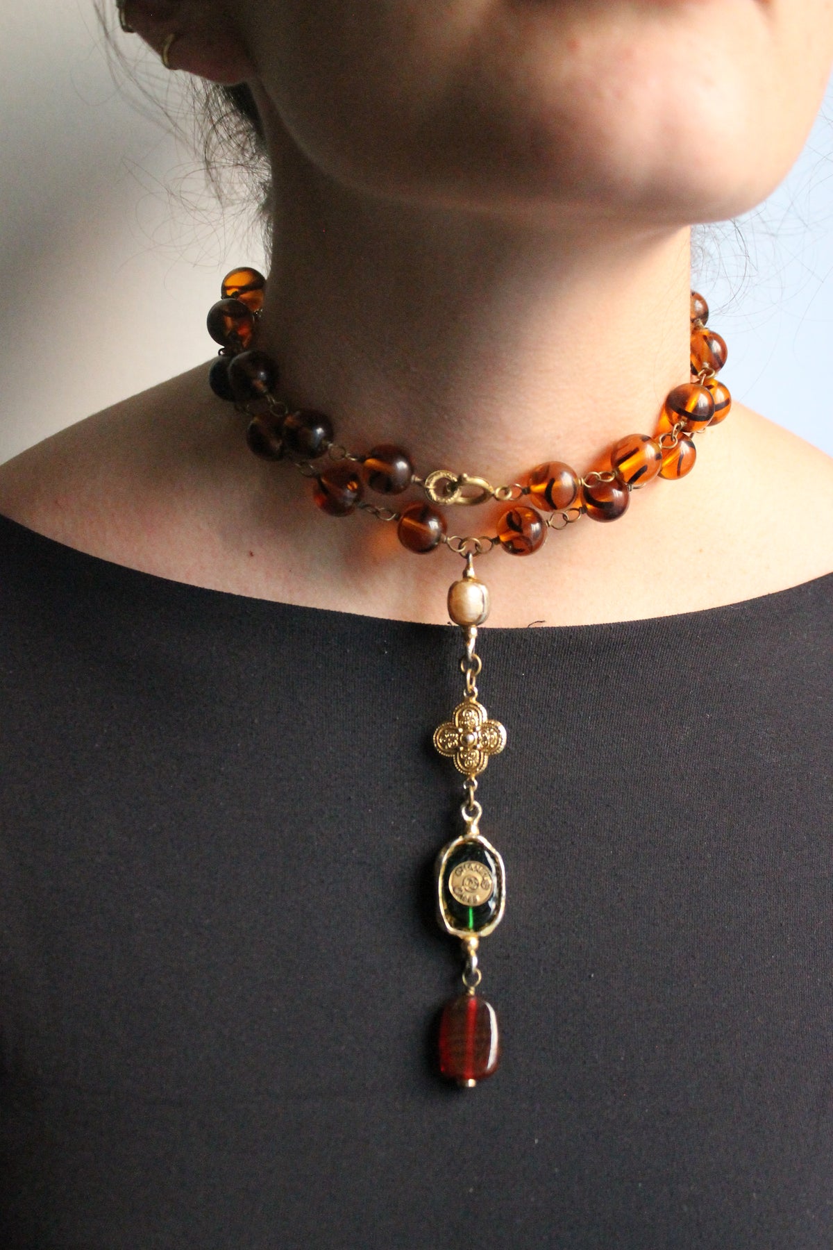Chanel collier en verre fabrication Gripoix 1985 métal doré trèfle et perles
