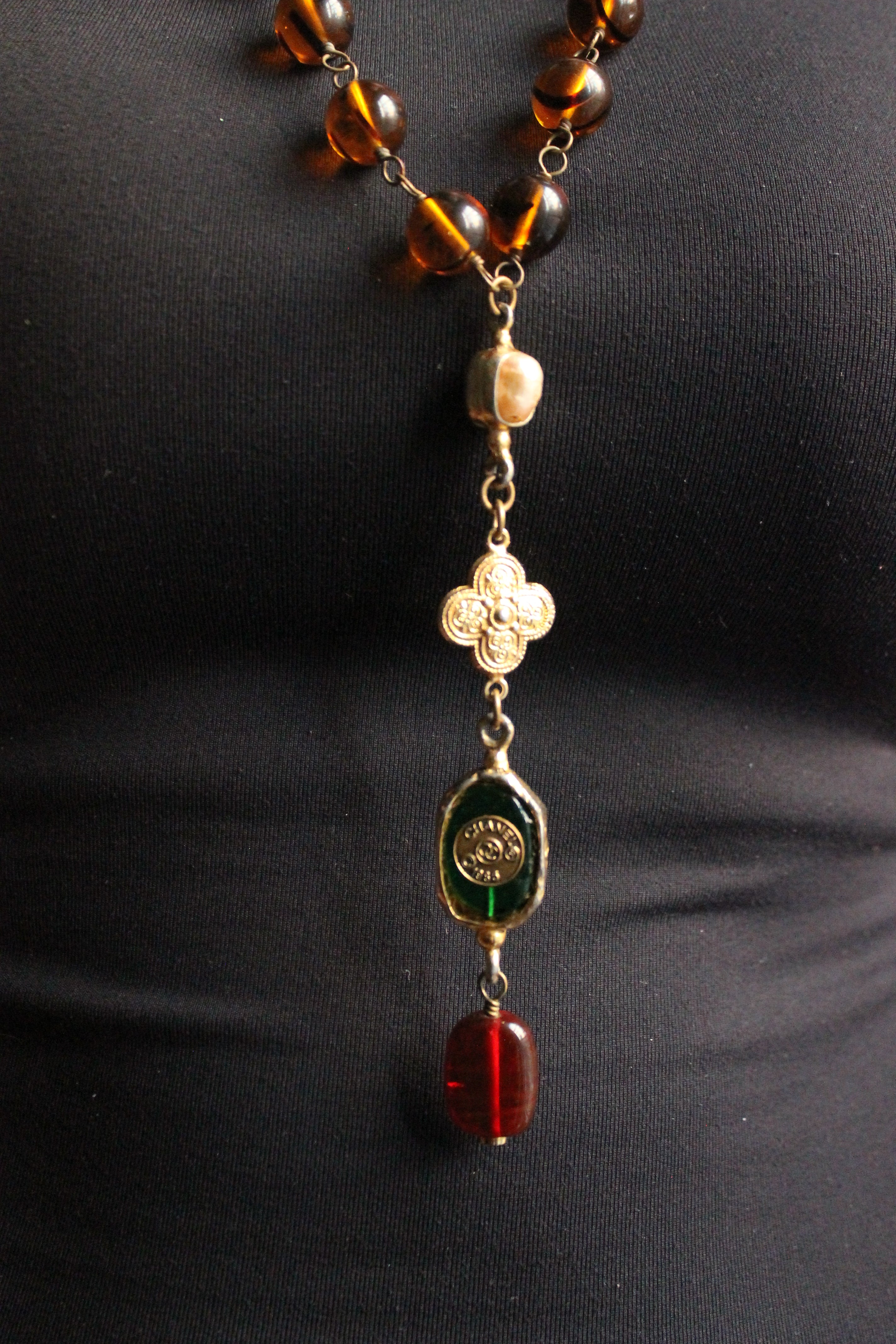 Chanel collier en verre fabrication Gripoix 1985 métal doré trèfle et perles