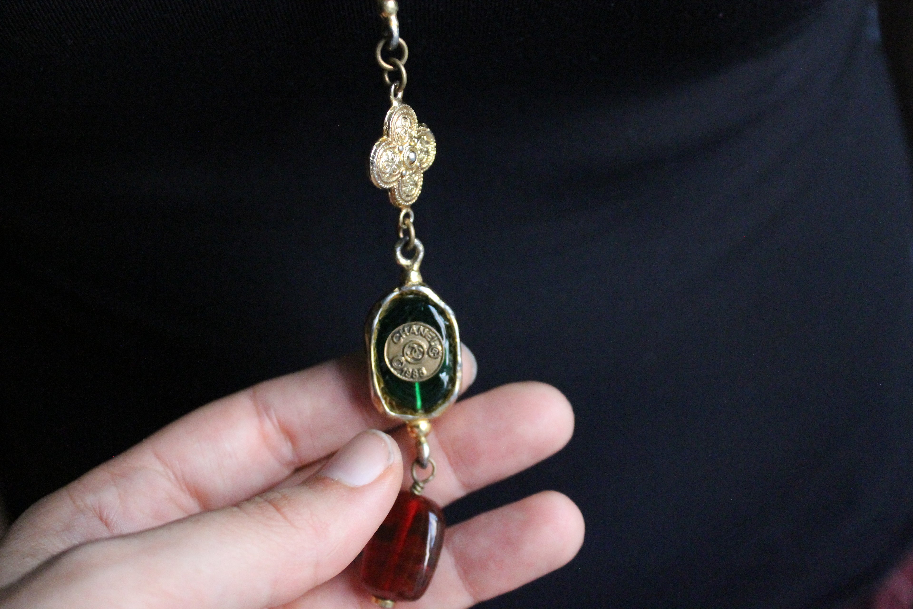 Chanel collier en verre fabrication Gripoix 1985 métal doré trèfle et perles