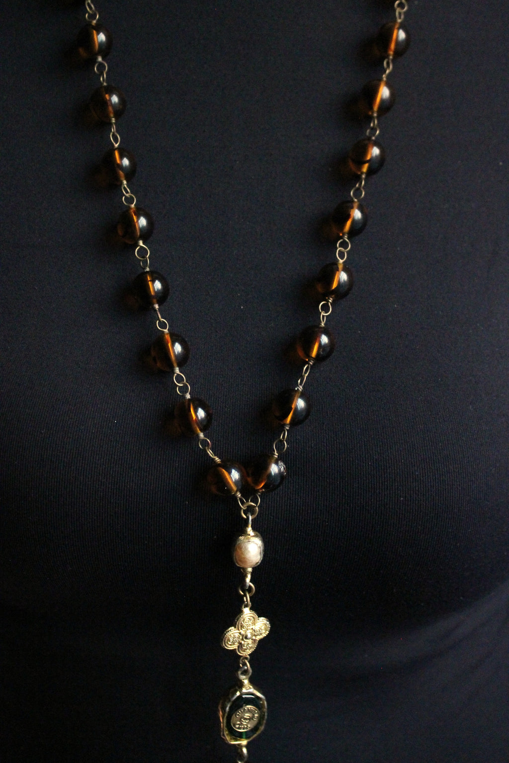 Chanel collier en verre fabrication Gripoix 1985 métal doré trèfle et perles