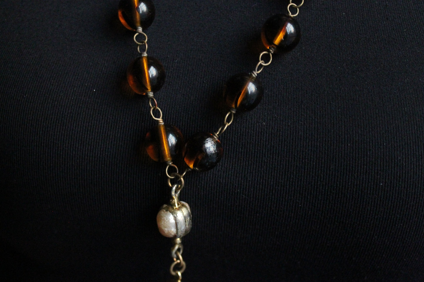 Chanel collier en verre fabrication Gripoix 1985 métal doré trèfle et perles