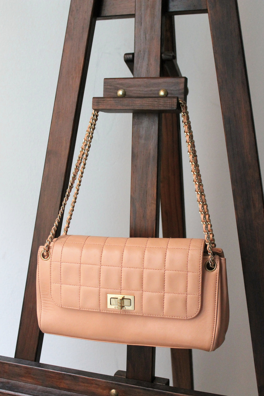 Sac à main Chanel modèle 2.55 en cuir rose collection 2002 - 2003