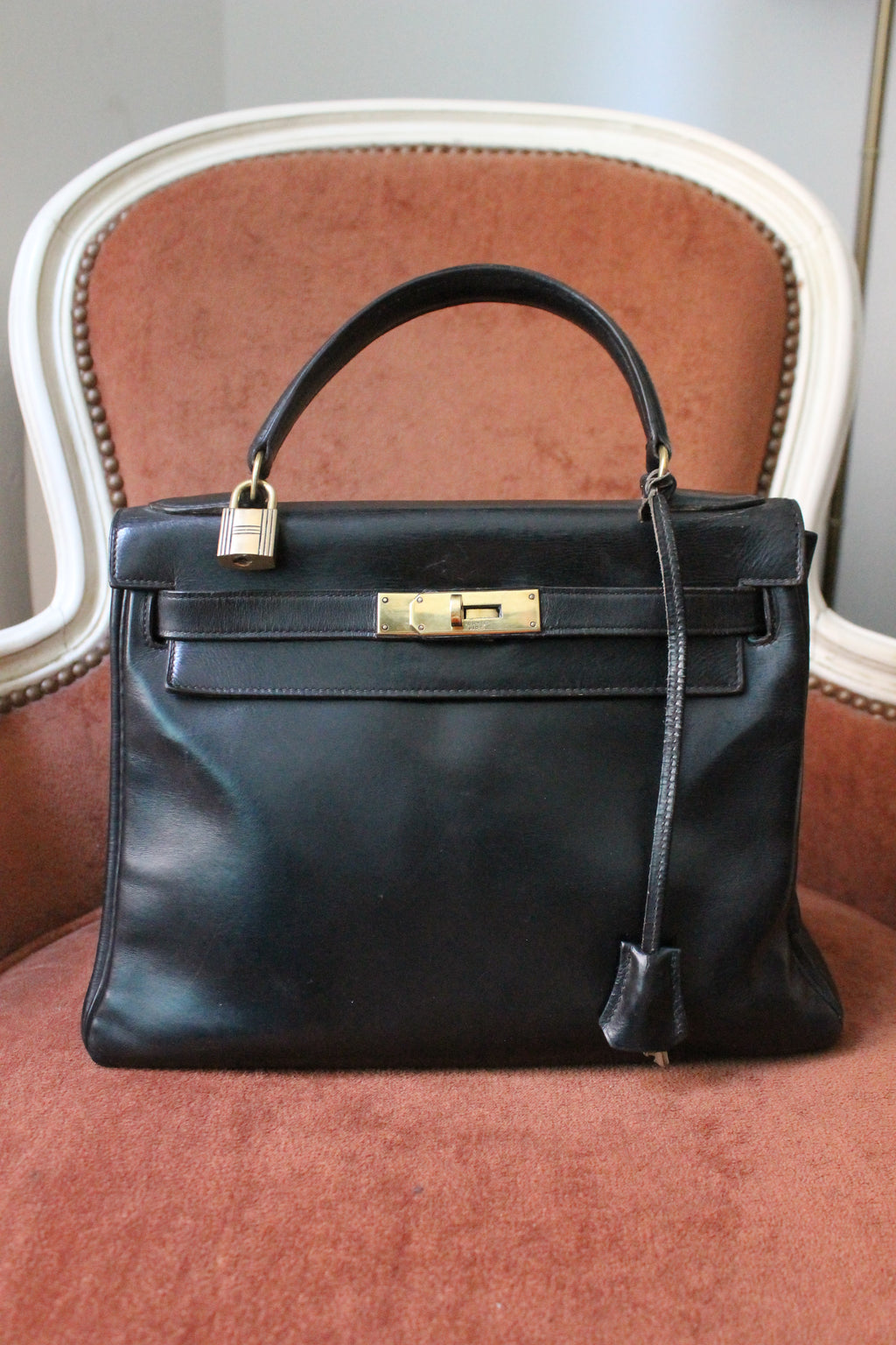 Hermès sac à main modèle Kelly 28 en cuir box retourné noir