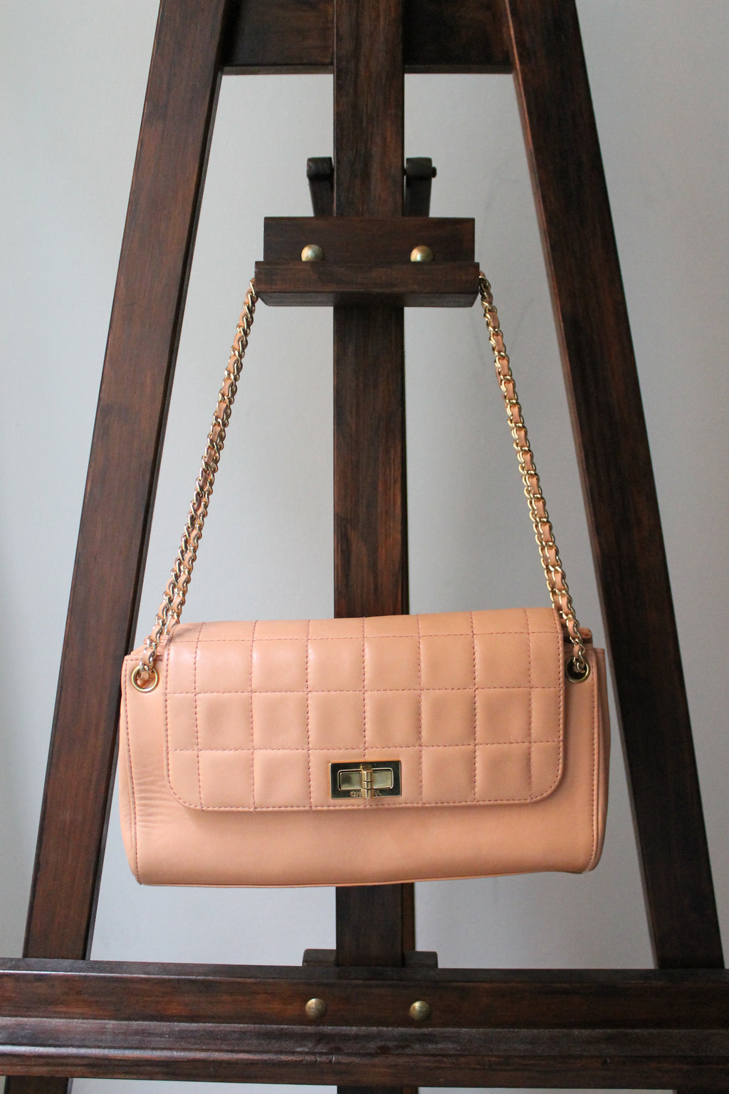 Sac à main Chanel modèle 2.55 en cuir rose collection 2002 - 2003