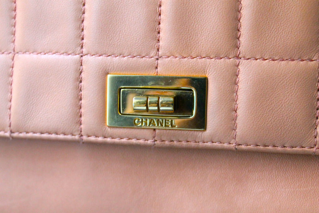 Sac à main Chanel modèle 2.55 en cuir rose collection 2002 - 2003